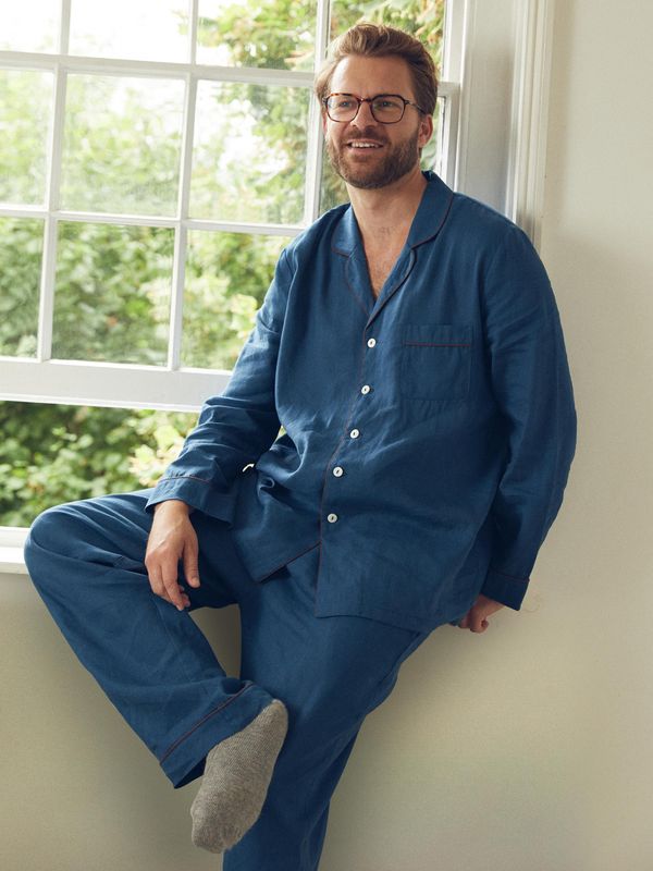 Piglet in Bed Men's Marine Blue Linen Pajama Set - Image 2